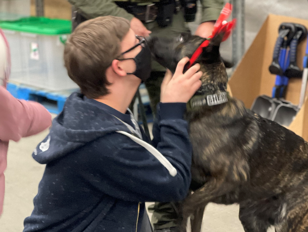 Kissing K9
